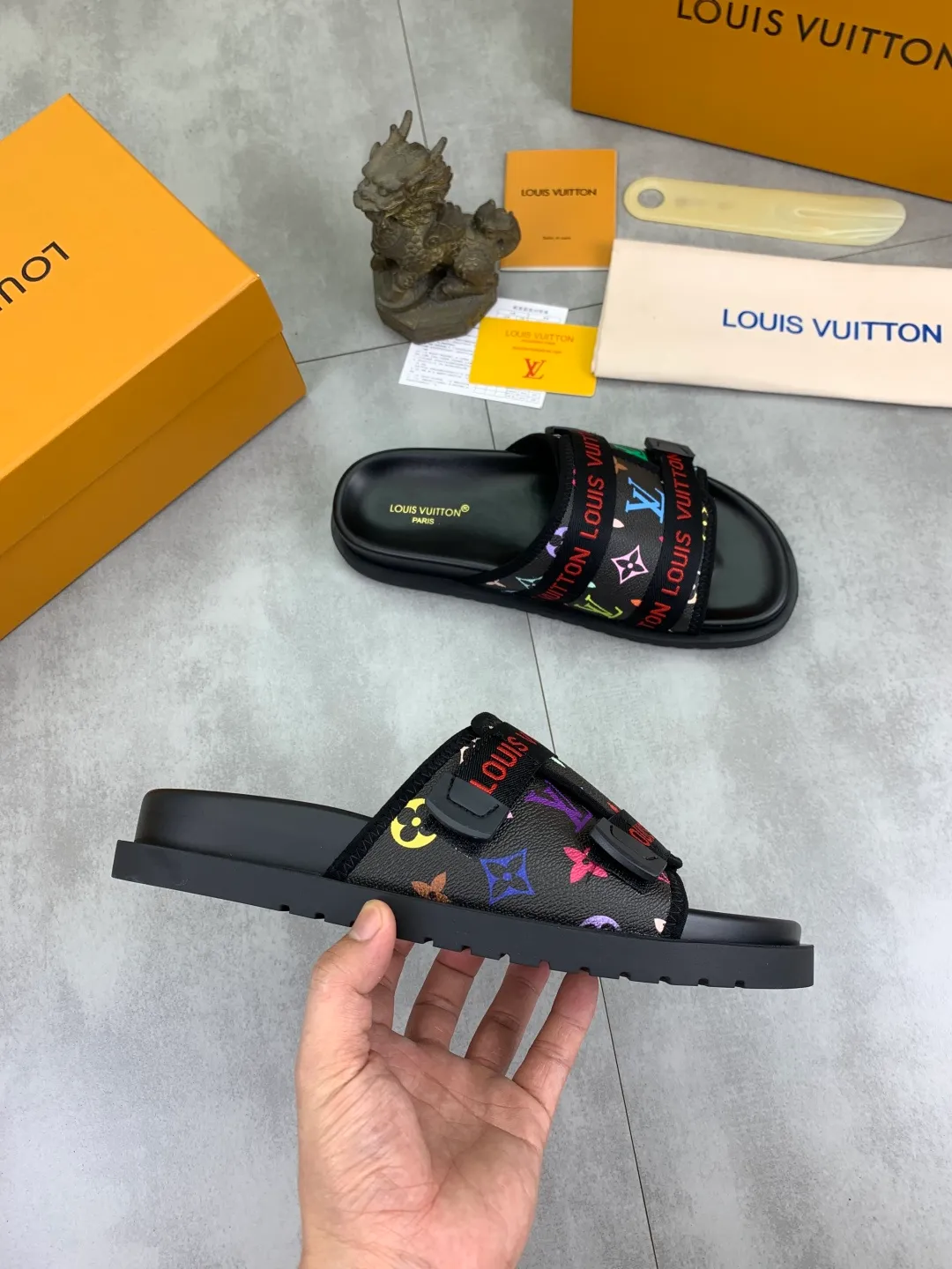 Men's shoes 💰P320💰【New style】🆘 Original quality 【LOUIS VUITTON】The popular Louis Vuitton LV men's slippers on the official website are on sale simultaneously! Original fabric imported from Italy, original factory special supply, code number: 38-44 (45 customized), many colors available